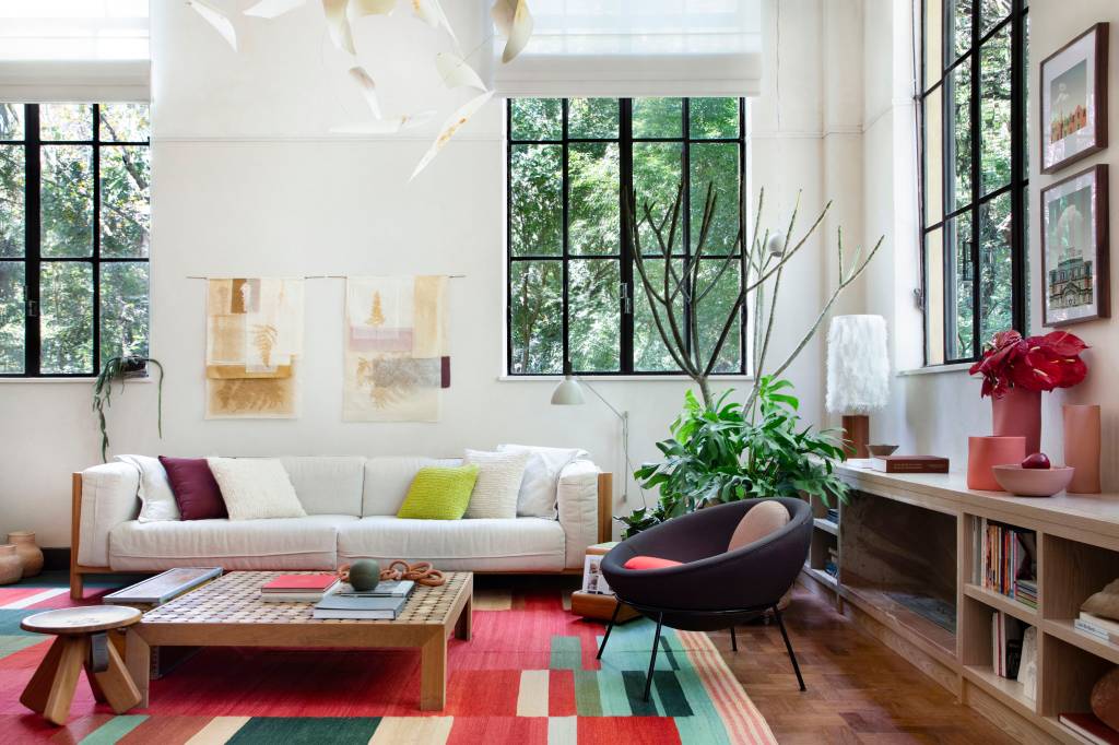 Arte têxtil e jardim vertical em banheiro são destaques em loft na CASACOR SP. Projeto de Paula Neder.