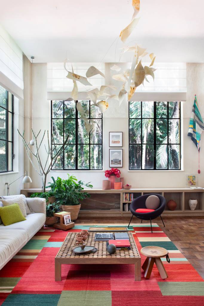 Arte têxtil e jardim vertical em banheiro são destaques em loft na CASACOR SP. Projeto de Paula Neder.