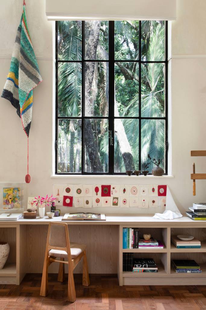 Arte têxtil e jardim vertical em banheiro são destaques em loft na CASACOR SP. Projeto de Paula Neder.