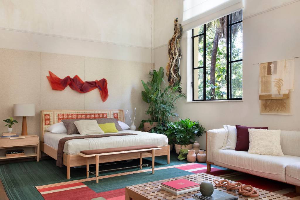 Arte têxtil e jardim vertical em banheiro são destaques em loft na CASACOR SP. Projeto de Paula Neder.