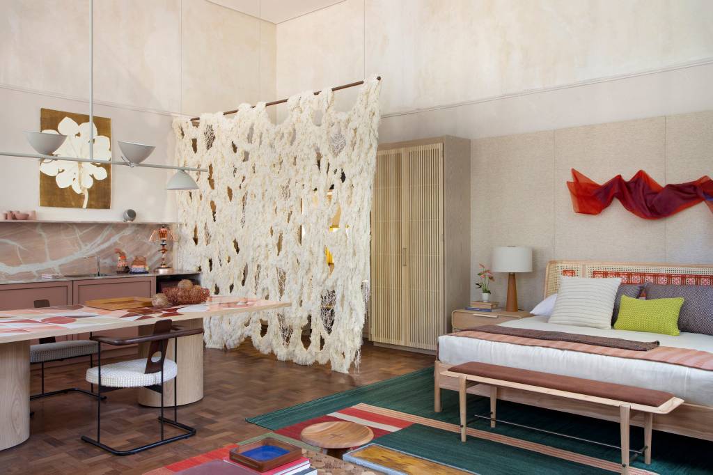 Arte têxtil e jardim vertical em banheiro são destaques em loft na CASACOR SP. Projeto de Paula Neder.