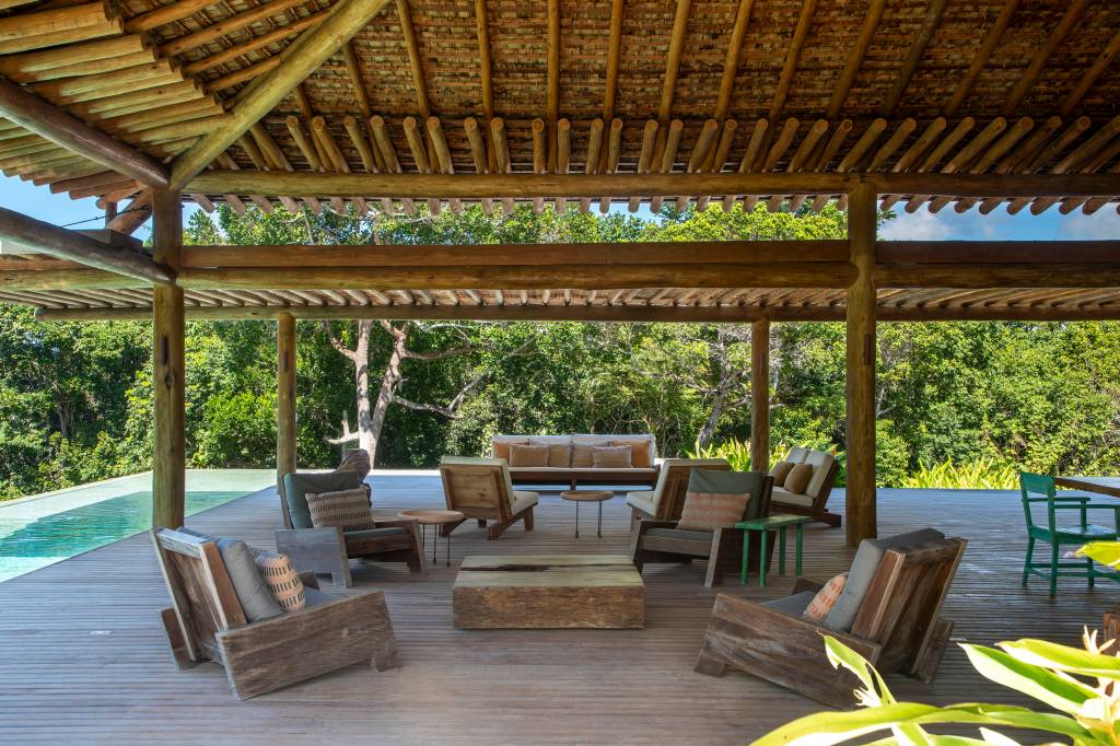 casa-de-praia-deslumbrante-em-trancoso-tem-modulos-conectados-por-deques-de-madeira-db-arquitetos-15 Casa de praia deslumbrante em Trancoso tem módulos conectados por deques de madeira. Projeto de DB Arquitetos.