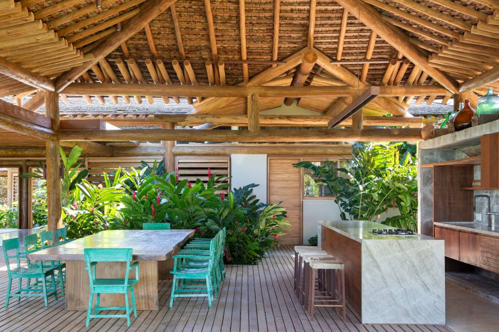 casa-de-praia-deslumbrante-em-trancoso-tem-modulos-conectados-por-deques-de-madeira-db-arquitetos-16 Casa de praia deslumbrante em Trancoso tem módulos conectados por deques de madeira. Projeto de DB Arquitetos.