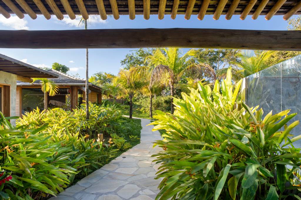 casa-de-praia-deslumbrante-em-trancoso-tem-modulos-conectados-por-deques-de-madeira-db-arquitetos-20 Casa de praia deslumbrante em Trancoso tem módulos conectados por deques de madeira. Projeto de DB Arquitetos.