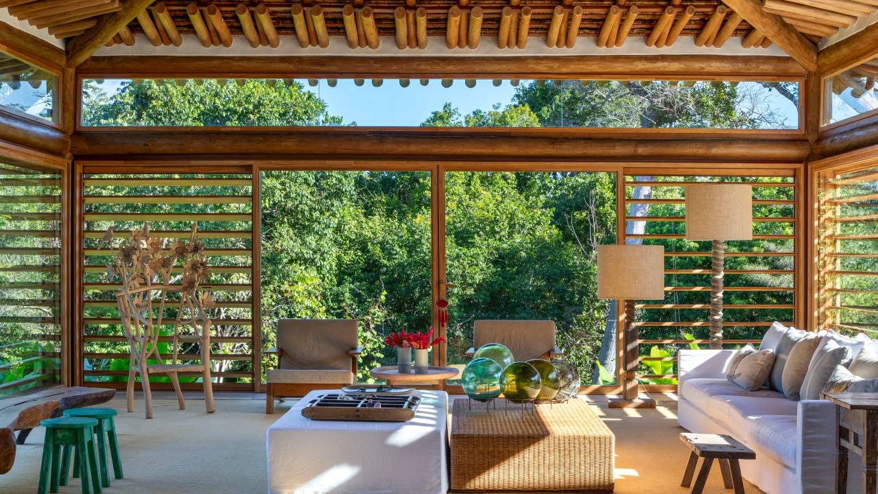 Casa de praia deslumbrante em Trancoso tem módulos conectados por deques de madeira. Projeto de DB Arquitetos.