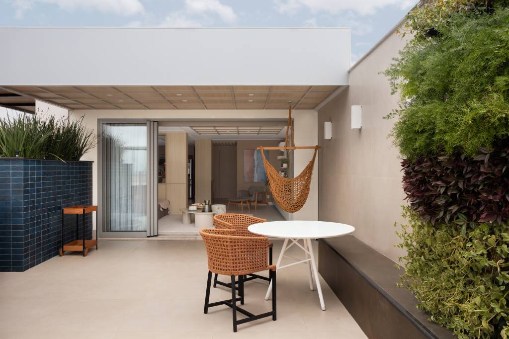 cobertura-tem-super-suite-de-40-m-com-cama-king-penteadeira-suspensa-e-closet-aberto-felipe-rohen-14-jardim-vertical-varanda Cobertura tem super suíte de 40 m² com cama king, penteadeira suspensa e closet aberto. Projeto de Felipe Rohen.