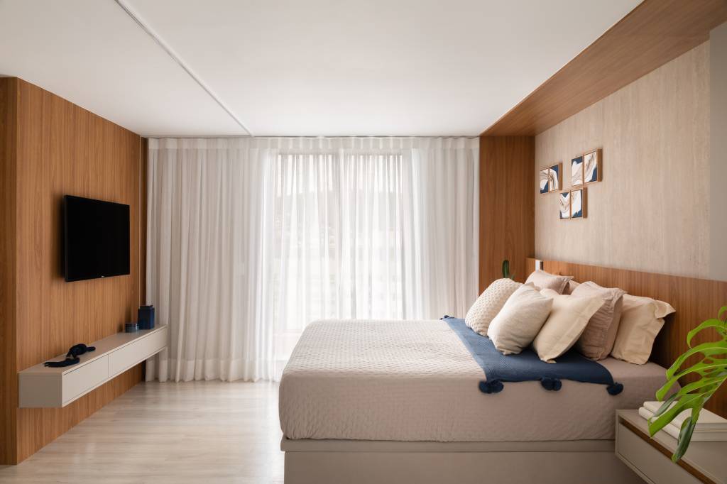 cobertura-tem-super-suite-de-40-m-com-cama-king-penteadeira-suspensa-e-closet-aberto-felipe-rohen-21-quarto Cobertura tem super suíte de 40 m² com cama king, penteadeira suspensa e closet aberto. Projeto de Felipe Rohen.