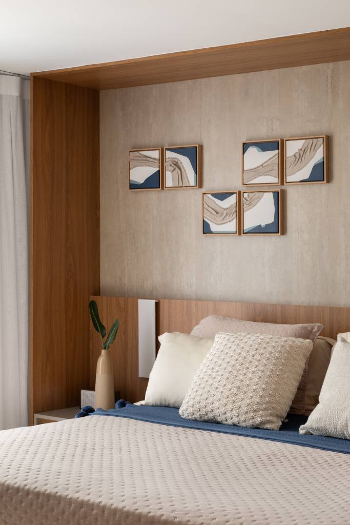 cobertura-tem-super-suite-de-40-m-com-cama-king-penteadeira-suspensa-e-closet-aberto-felipe-rohen-23-quarto Cobertura tem super suíte de 40 m² com cama king, penteadeira suspensa e closet aberto. Projeto de Felipe Rohen.