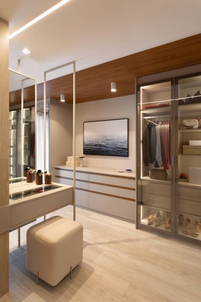 cobertura-tem-super-suite-de-40-m-com-cama-king-penteadeira-suspensa-e-closet-aberto-felipe-rohen-24 Cobertura tem super suíte de 40 m² com cama king, penteadeira suspensa e closet aberto. Projeto de Felipe Rohen.