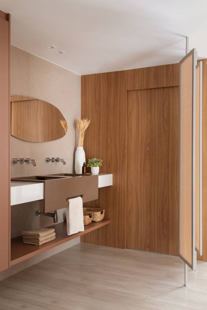cobertura-tem-super-suite-de-40-m-com-cama-king-penteadeira-suspensa-e-closet-aberto-felipe-rohen-26-banheiro-bege Cobertura tem super suíte de 40 m² com cama king, penteadeira suspensa e closet aberto. Projeto de Felipe Rohen.