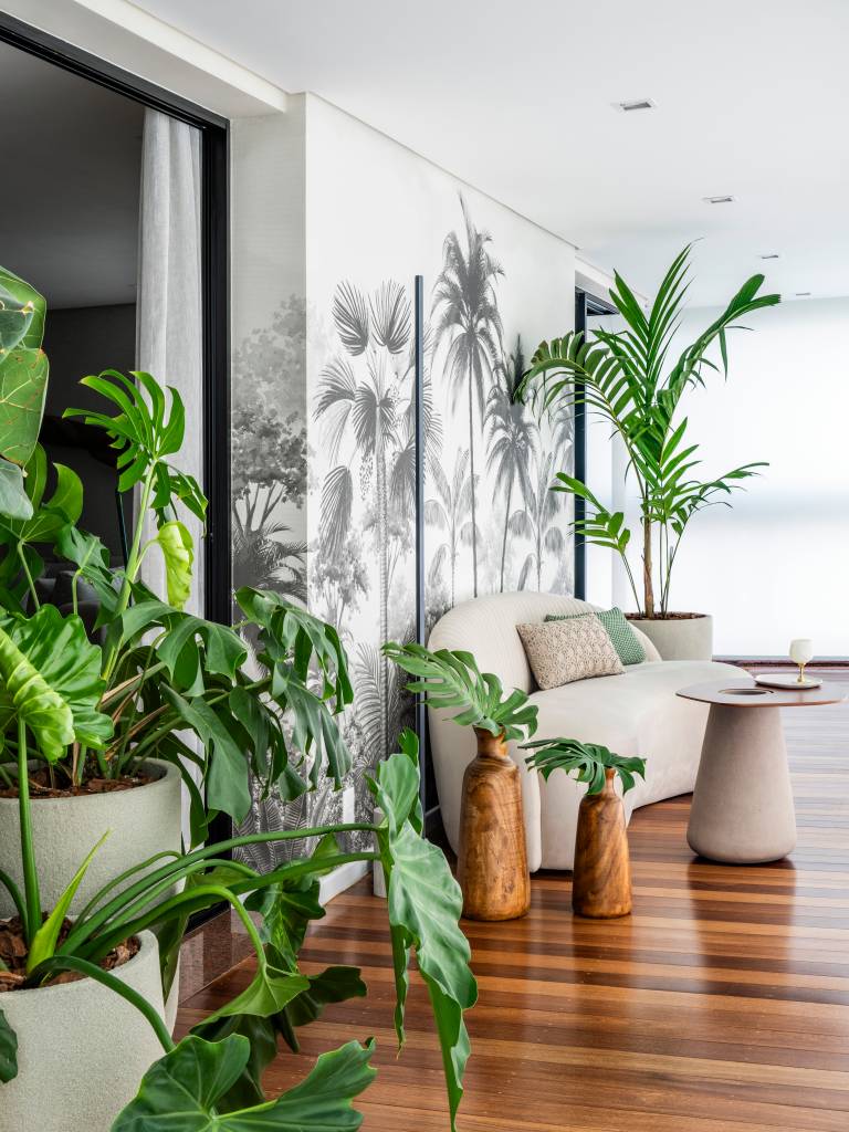Dois banheiros são integrados para virar sala de banho neste apartamento amplo. Projeto de Andrea Balastreire.