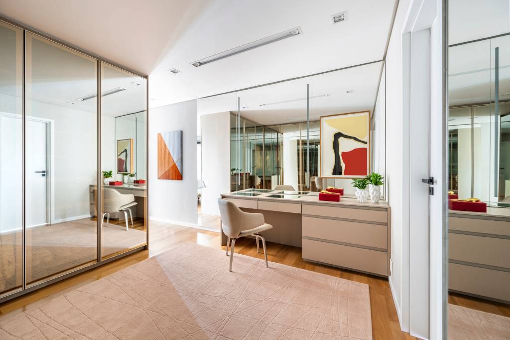 Dois banheiros são integrados para virar sala de banho neste apartamento amplo. Projeto de Andrea Balastreire.