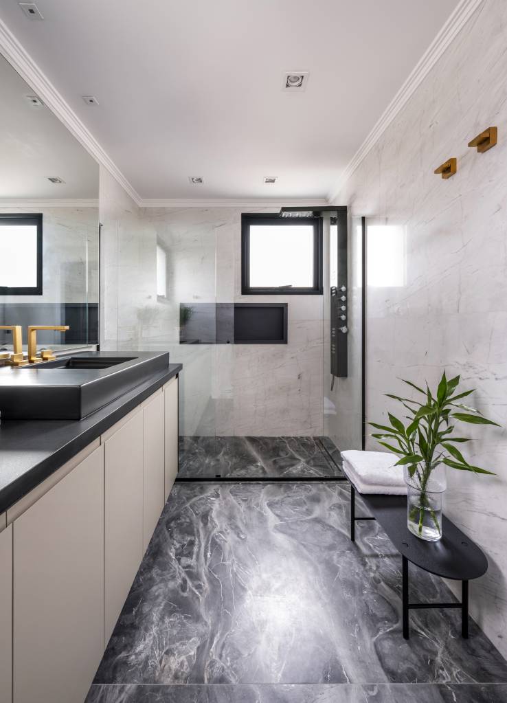 Dois banheiros são integrados para virar sala de banho neste apartamento amplo. Projeto de Andrea Balastreire.
