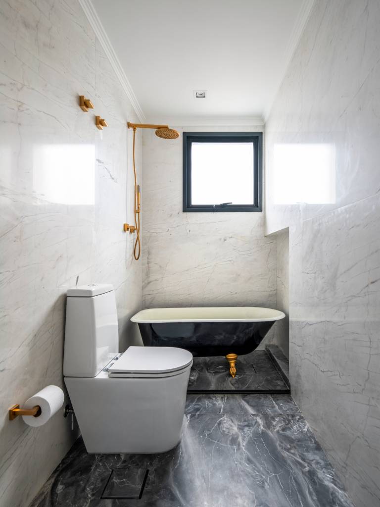 Dois banheiros são integrados para virar sala de banho neste apartamento amplo. Projeto de Andrea Balastreire.