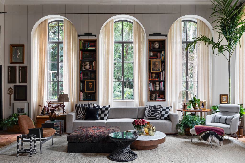 CASACOR SP: Estúdio com mezanino tem papel de parede que se remete a lambris