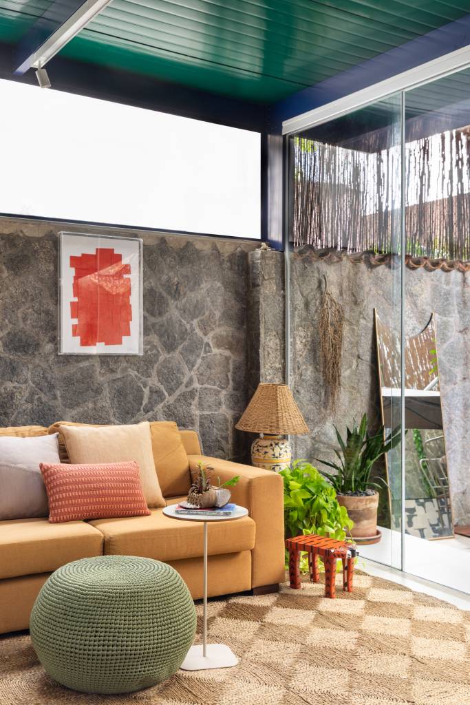 Jardins são perfeitos para convivência neste apartamento garden. Projeto de Casa Cururu.