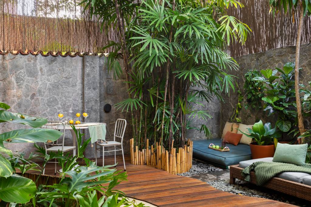Jardins são perfeitos para convivência neste apartamento garden. Projeto de Casa Cururu.