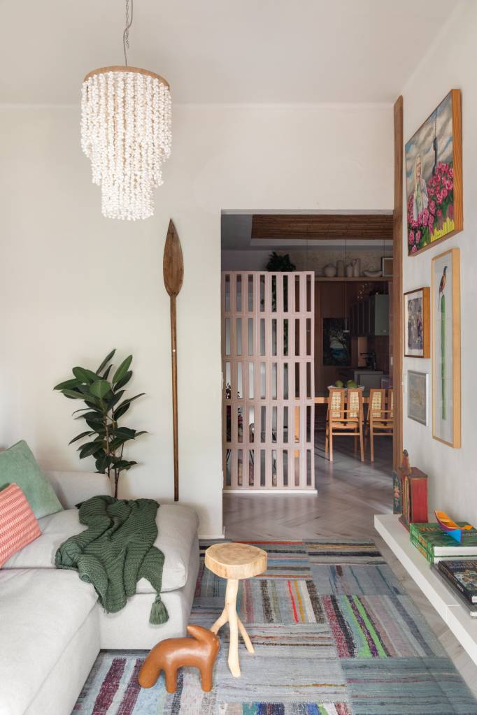 Jardins são perfeitos para convivência neste apartamento garden. Projeto de Casa Cururu.