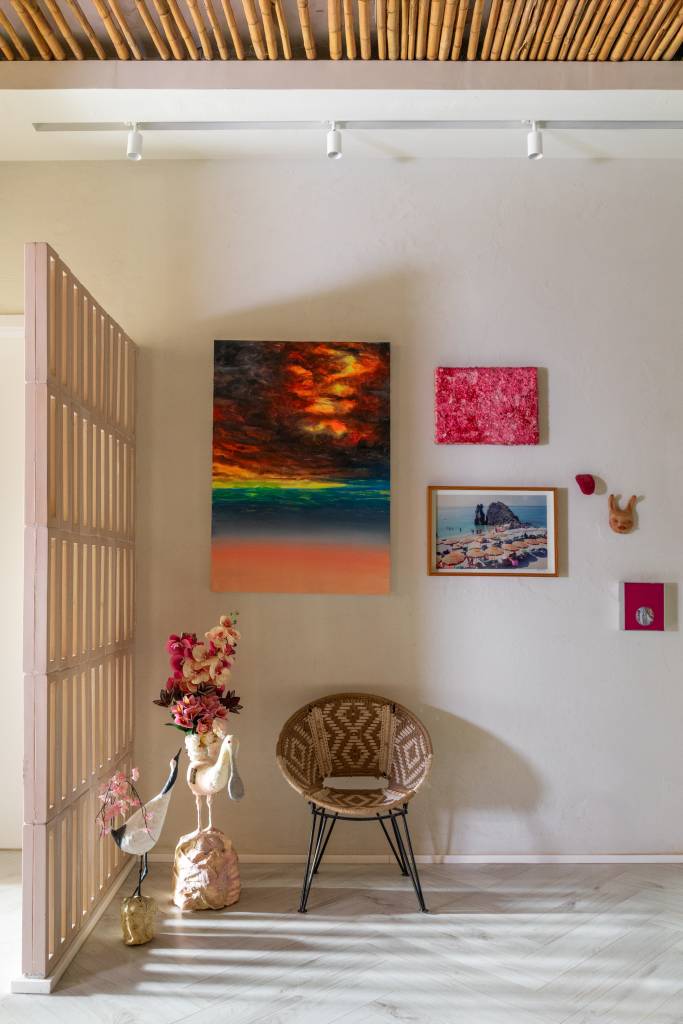 Jardins são perfeitos para convivência neste apartamento garden. Projeto de Casa Cururu.