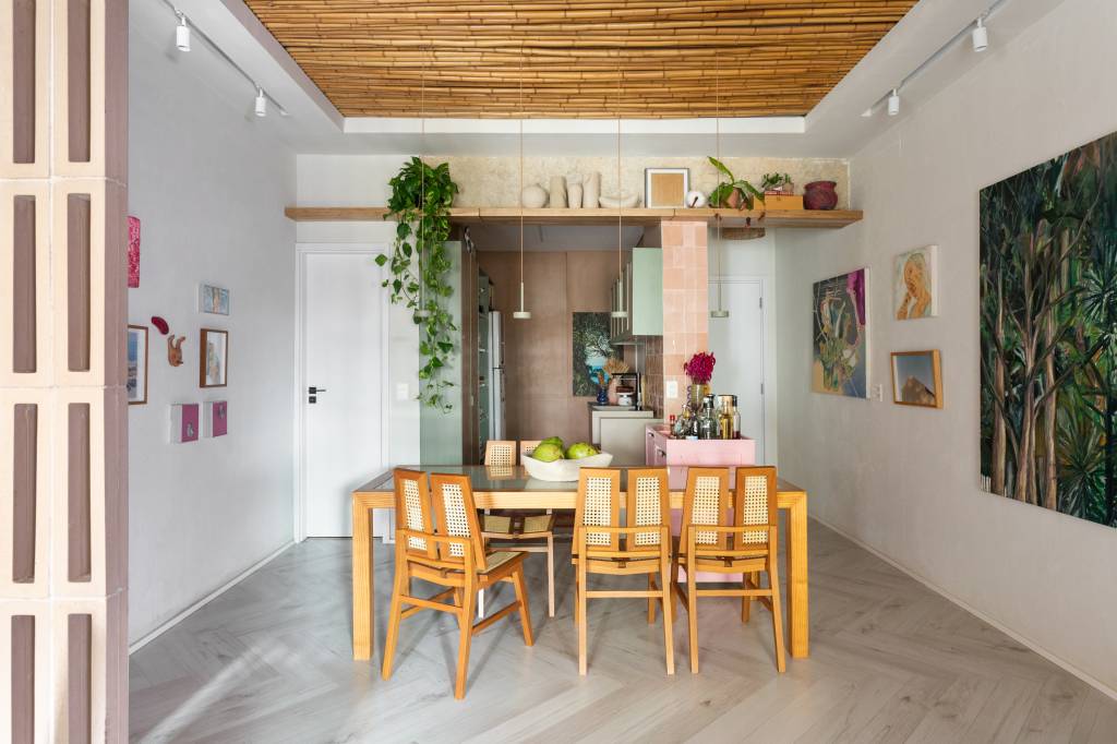 Jardins são perfeitos para convivência neste apartamento garden. Projeto de Casa Cururu.