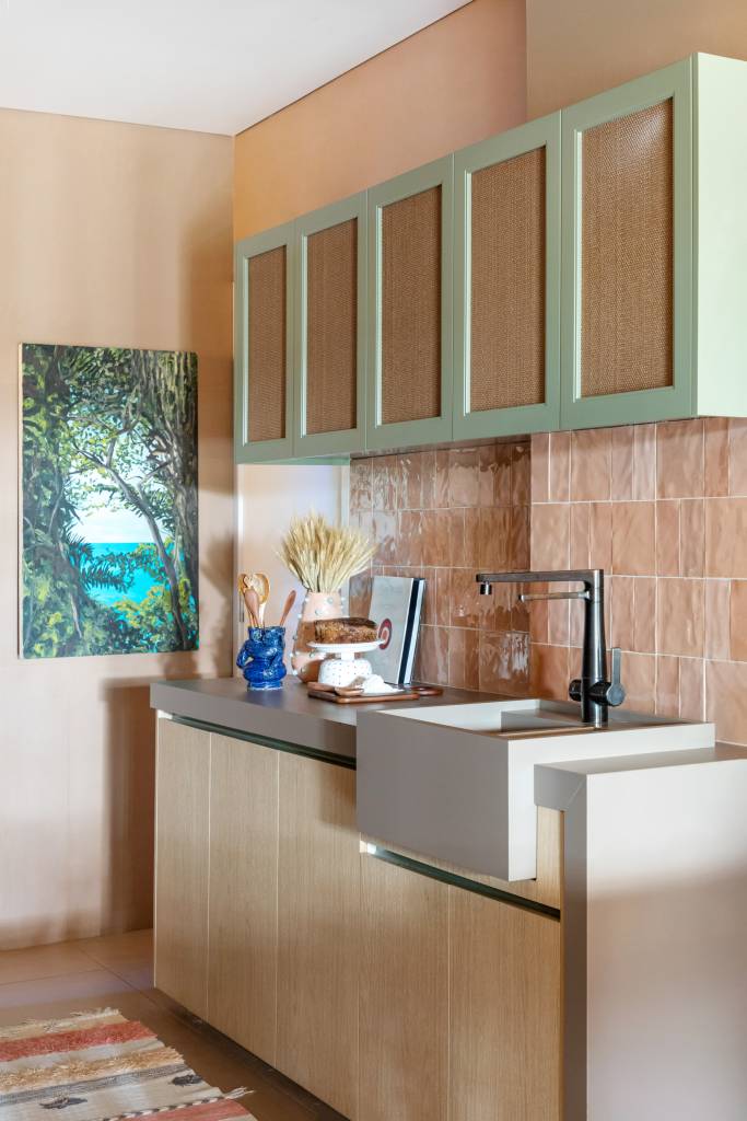 Jardins são perfeitos para convivência neste apartamento garden. Projeto de Casa Cururu.