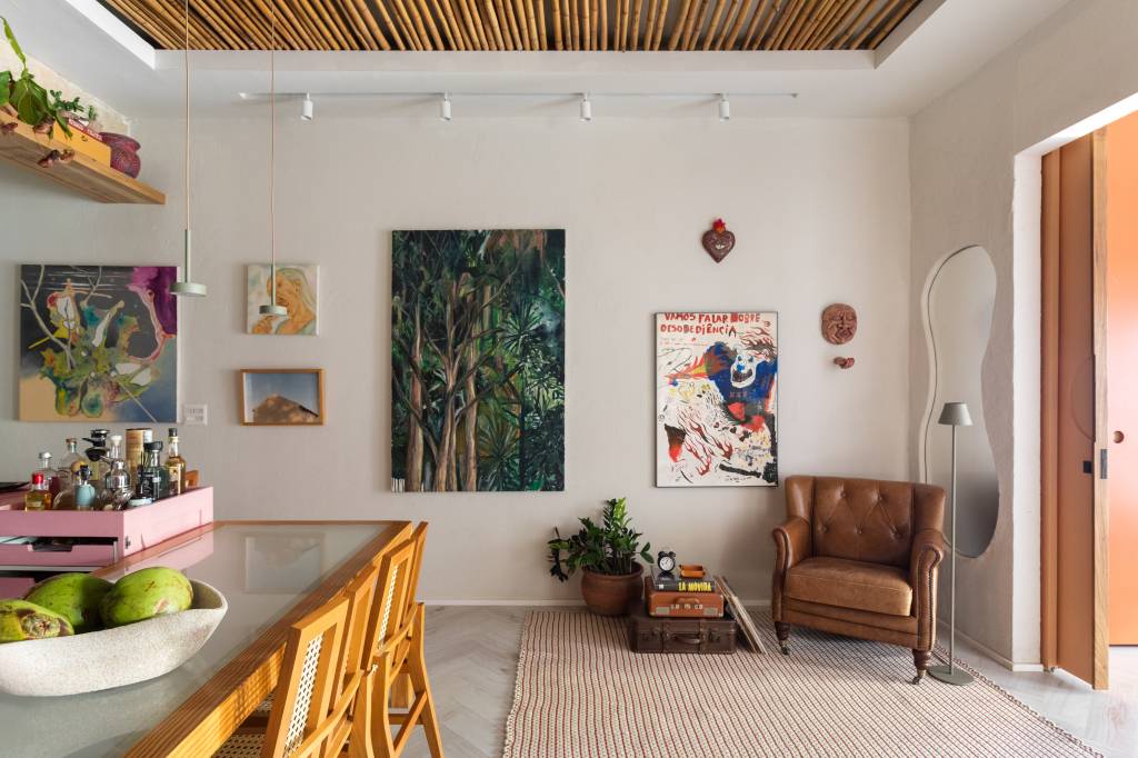 Jardins são perfeitos para convivência neste apartamento garden. Projeto de Casa Cururu.