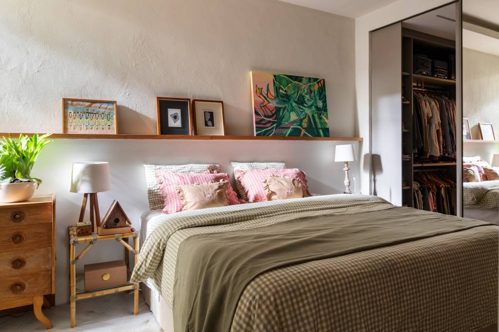 Jardins são perfeitos para convivência neste apartamento garden. Projeto de Casa Cururu.