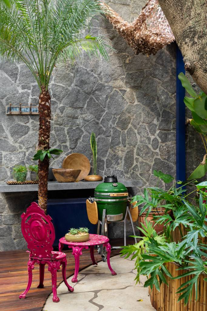 Jardins são perfeitos para convivência neste apartamento garden. Projeto de Casa Cururu.