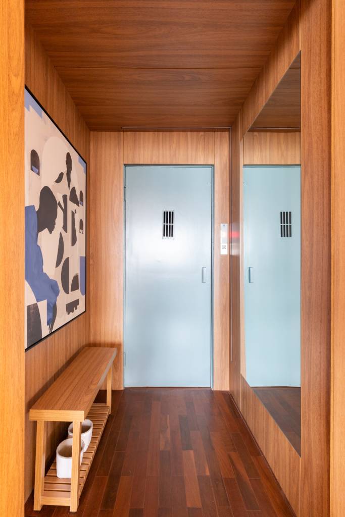 ladrilhos-e-tacos-se-misturam-na-varanda-integrada-deste-ape-com-banco-e-jardineira-maj-arquitetura-03-hall-madeira-banco Ladrilhos e tacos se misturam na varanda integrada deste apê com banco e jardineira. Projeto de MAJ Arquitetura.