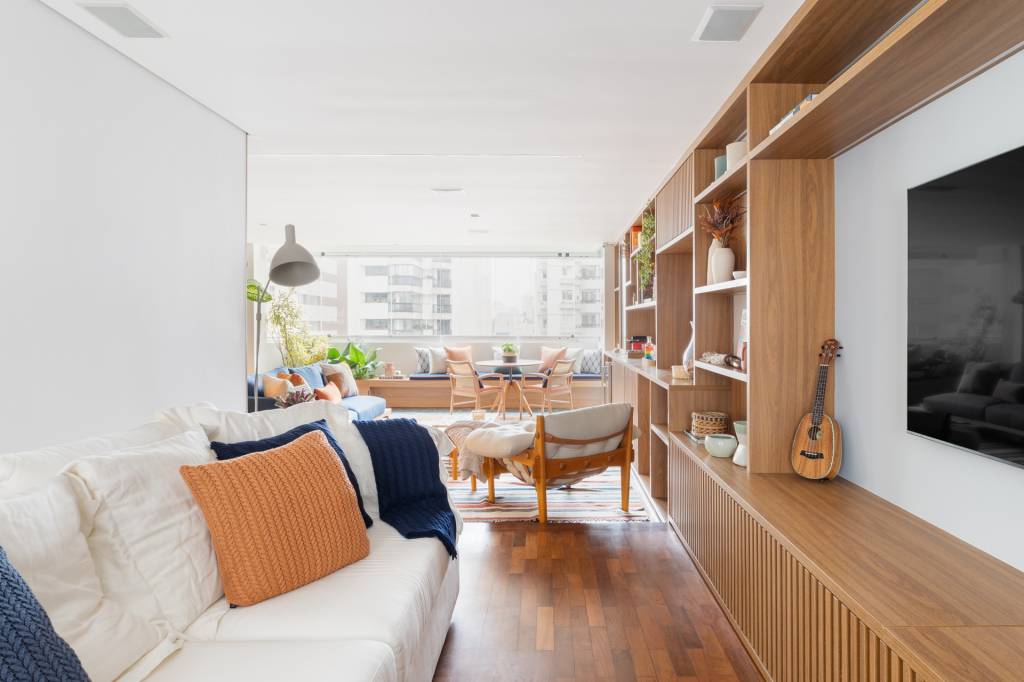 ladrilhos-e-tacos-se-misturam-na-varanda-integrada-deste-ape-com-banco-e-jardineira-maj-arquitetura-06 Ladrilhos e tacos se misturam na varanda integrada deste apê com banco e jardineira. Projeto de MAJ Arquitetura.