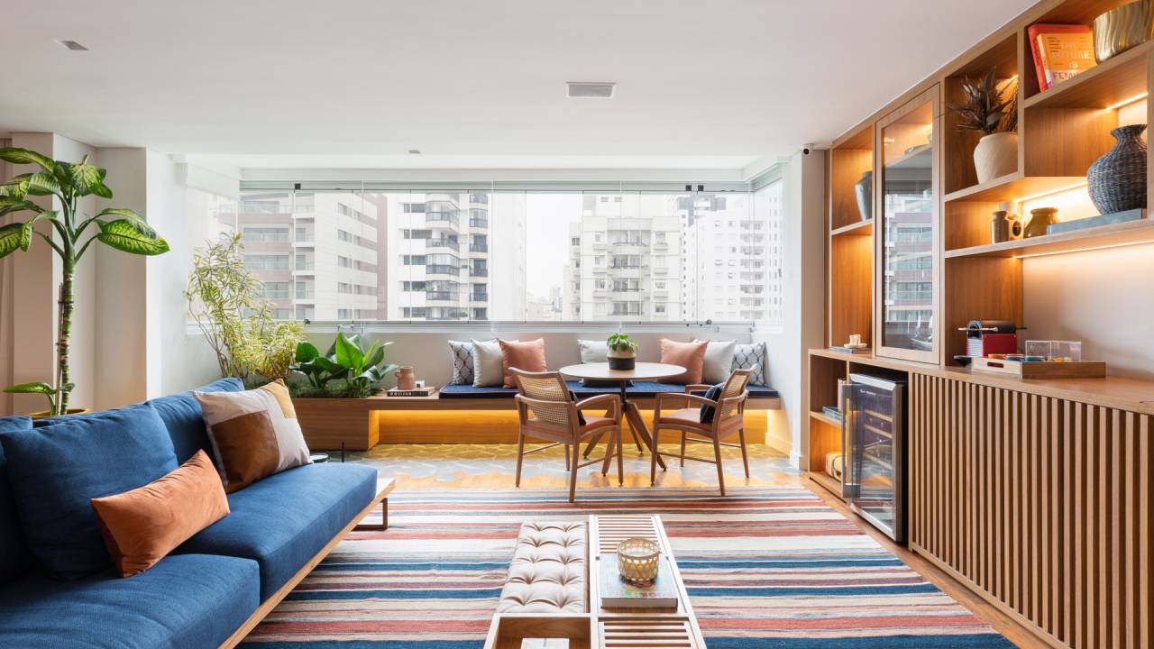 Ladrilhos e tacos se misturam na varanda integrada deste apê com banco e jardineira. Projeto de MAJ Arquitetura.