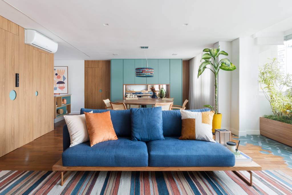 ladrilhos-e-tacos-se-misturam-na-varanda-integrada-deste-ape-com-banco-e-jardineira-maj-arquitetura-14-sofa-azul Ladrilhos e tacos se misturam na varanda integrada deste apê com banco e jardineira. Projeto de MAJ Arquitetura.