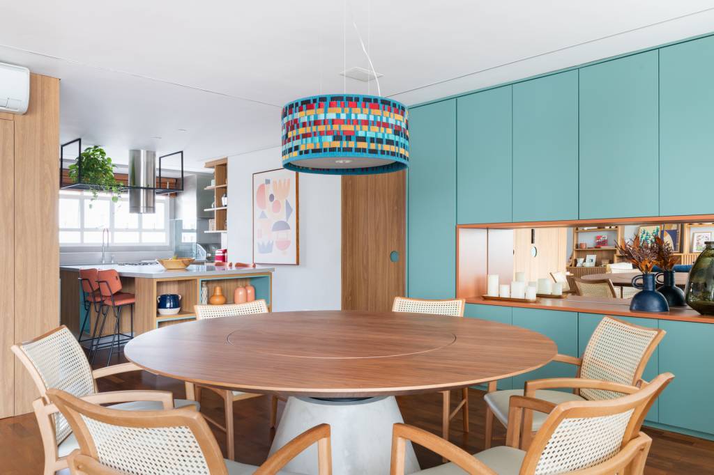 ladrilhos-e-tacos-se-misturam-na-varanda-integrada-deste-ape-com-banco-e-jardineira-maj-arquitetura-17-azul-jantar Ladrilhos e tacos se misturam na varanda integrada deste apê com banco e jardineira. Projeto de MAJ Arquitetura.