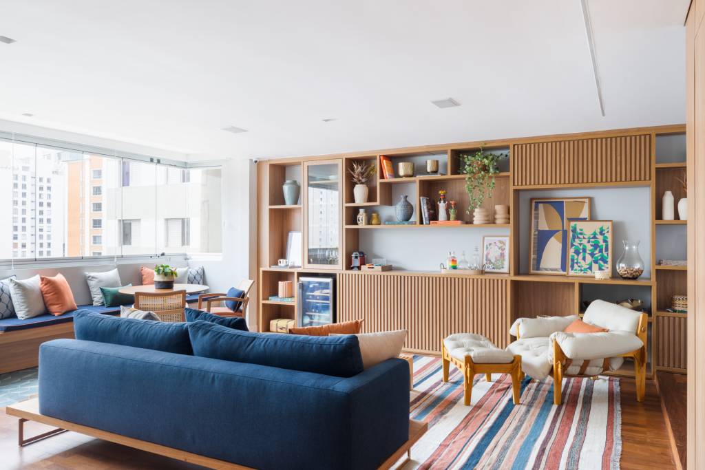 ladrilhos-e-tacos-se-misturam-na-varanda-integrada-deste-ape-com-banco-e-jardineira-maj-arquitetura-22 Ladrilhos e tacos se misturam na varanda integrada deste apê com banco e jardineira. Projeto de MAJ Arquitetura.