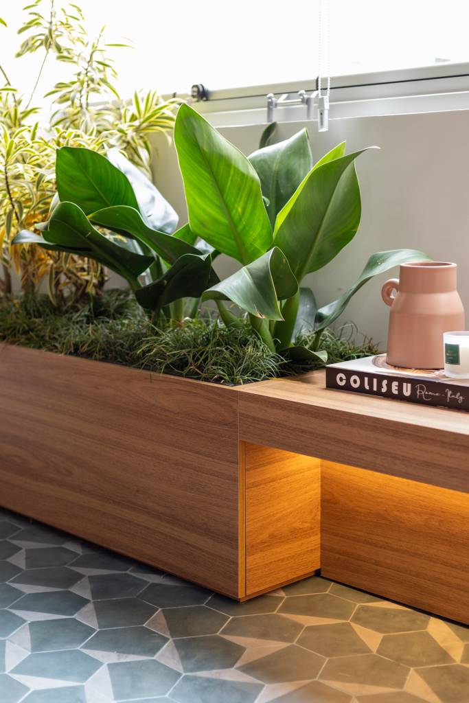 ladrilhos-e-tacos-se-misturam-na-varanda-integrada-deste-ape-com-banco-e-jardineira-maj-arquitetura-28-plantas Ladrilhos e tacos se misturam na varanda integrada deste apê com banco e jardineira. Projeto de MAJ Arquitetura.