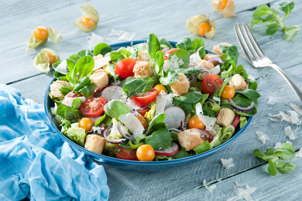 physalis-descubra-os-beneficios-e-tres-receitas-com-essa-fruta-exotica-03.jpeg Physalis: descubra os benefícios e três receitas com essa fruta exótica. Na foto, salada.