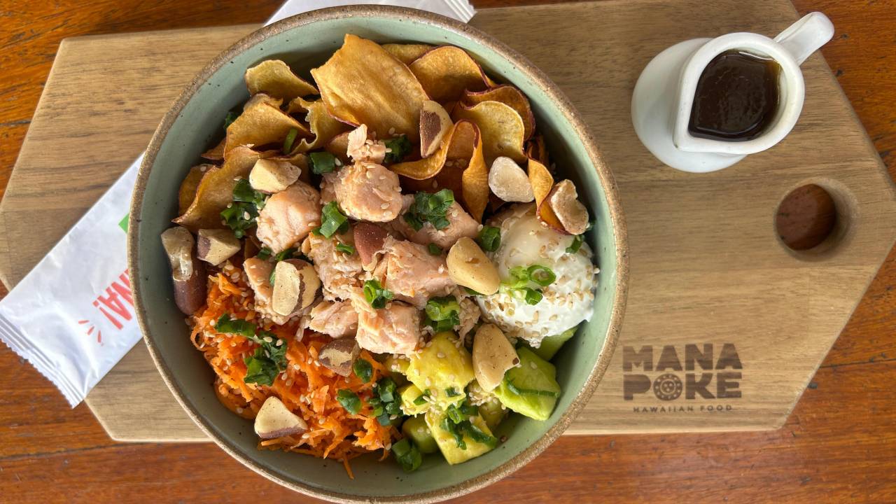 Poke no frio? Veja uma receita especial com salmão grelhado