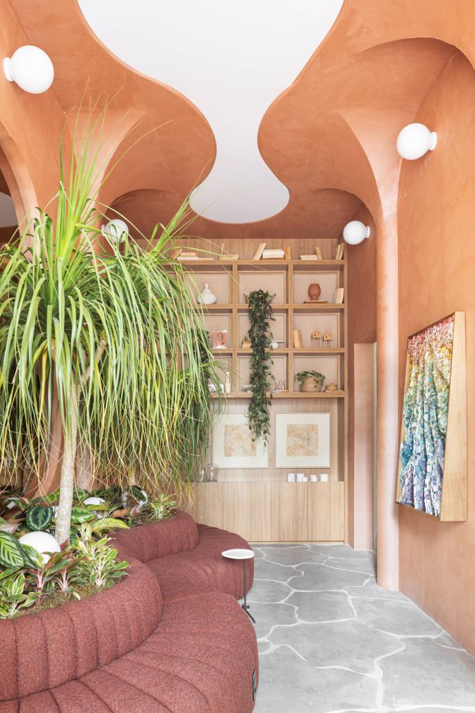 sala-de-descompressao-e-relaxamento-tem-linhas-arredondadas-e-tons-naturais-casacor-sp-tetriz-arquitetura-01 CASACOR SP: Sala de descompressão e relaxamento tem linhas arredondadas e tons naturais. Projeto de Tetriz Arquitetura para a CASACOR São Paulo.