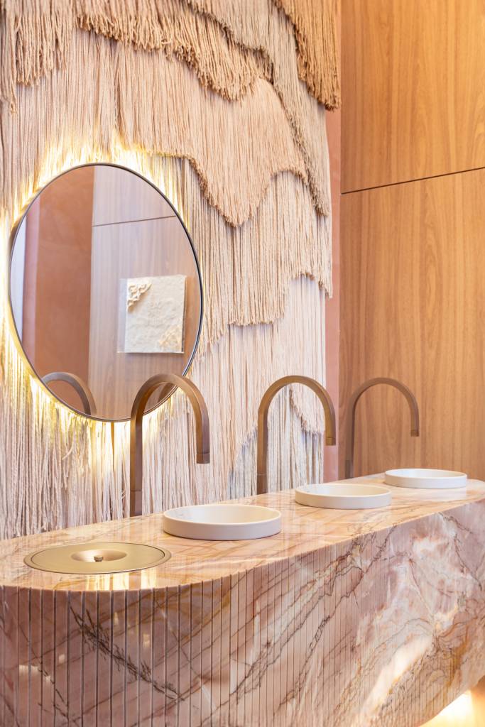 sala-de-descompressao-e-relaxamento-tem-linhas-arredondadas-e-tons-naturais-casacor-sp-tetriz-arquitetura-21-banheiro CASACOR SP: Sala de descompressão e relaxamento tem linhas arredondadas e tons naturais. Projeto de Tetriz Arquitetura para a CASACOR São Paulo.