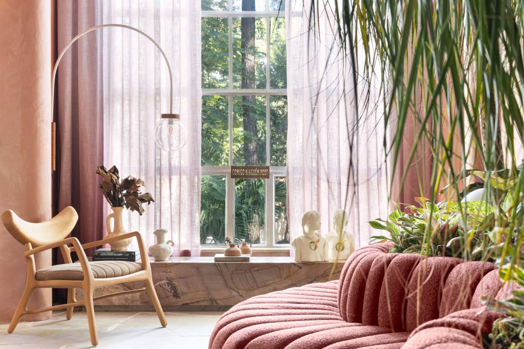 CASACOR SP: Sala de descompressão e relaxamento tem linhas arredondadas e tons naturais