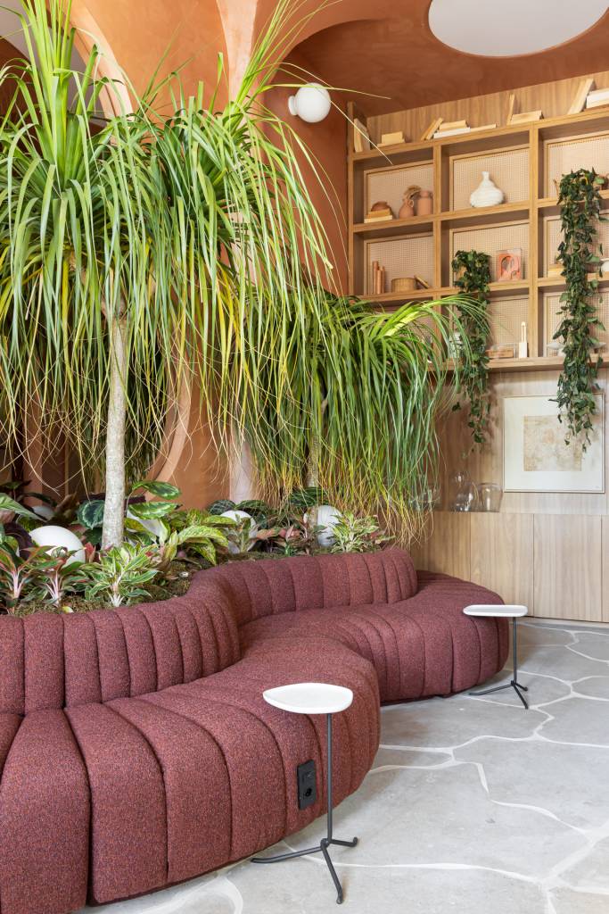 sala-de-descompressao-e-relaxamento-tem-linhas-arredondadas-e-tons-naturais-casacor-sp-tetriz-arquitetura-25-sofa-curvo-plantas CASACOR SP: Sala de descompressão e relaxamento tem linhas arredondadas e tons naturais. Projeto de Tetriz Arquitetura para a CASACOR São Paulo.