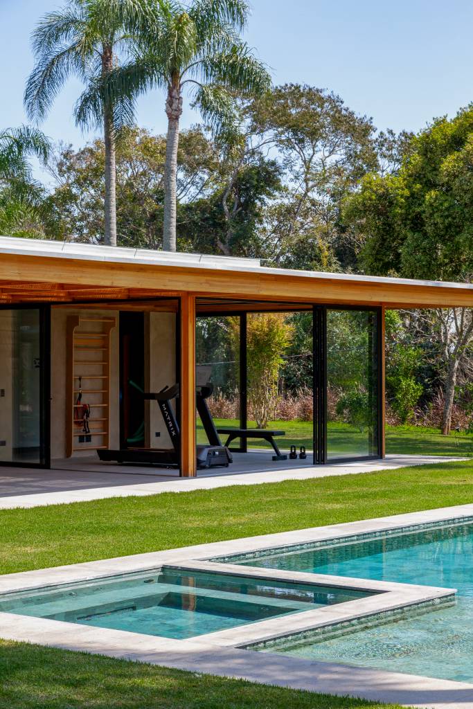 suite-principal-academia-e-sauna-sao-interligadas-por-pergolado-nesta-casa-de-campo-sandra-sayeg-02 Suíte principal, academia e sauna são interligadas por pergolado nesta casa de campo. Projeto de Sandra Sayeg.