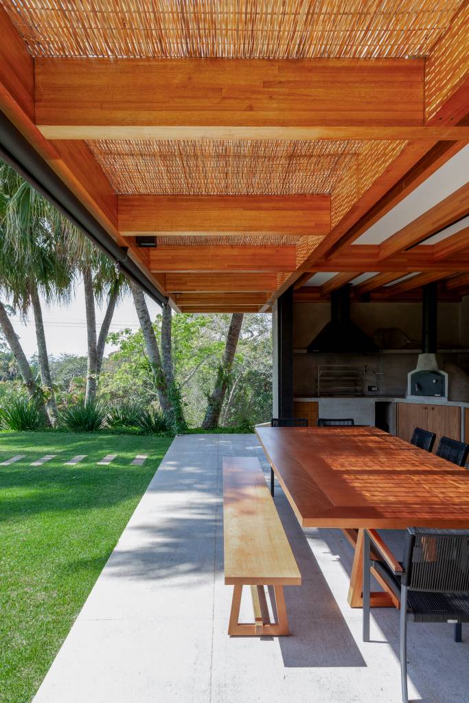 suite-principal-academia-e-sauna-sao-interligadas-por-pergolado-nesta-casa-de-campo-sandra-sayeg-20 Suíte principal, academia e sauna são interligadas por pergolado nesta casa de campo. Projeto de Sandra Sayeg.