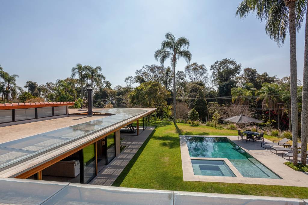 suite-principal-academia-e-sauna-sao-interligadas-por-pergolado-nesta-casa-de-campo-sandra-sayeg-27 Suíte principal, academia e sauna são interligadas por pergolado nesta casa de campo. Projeto de Sandra Sayeg.