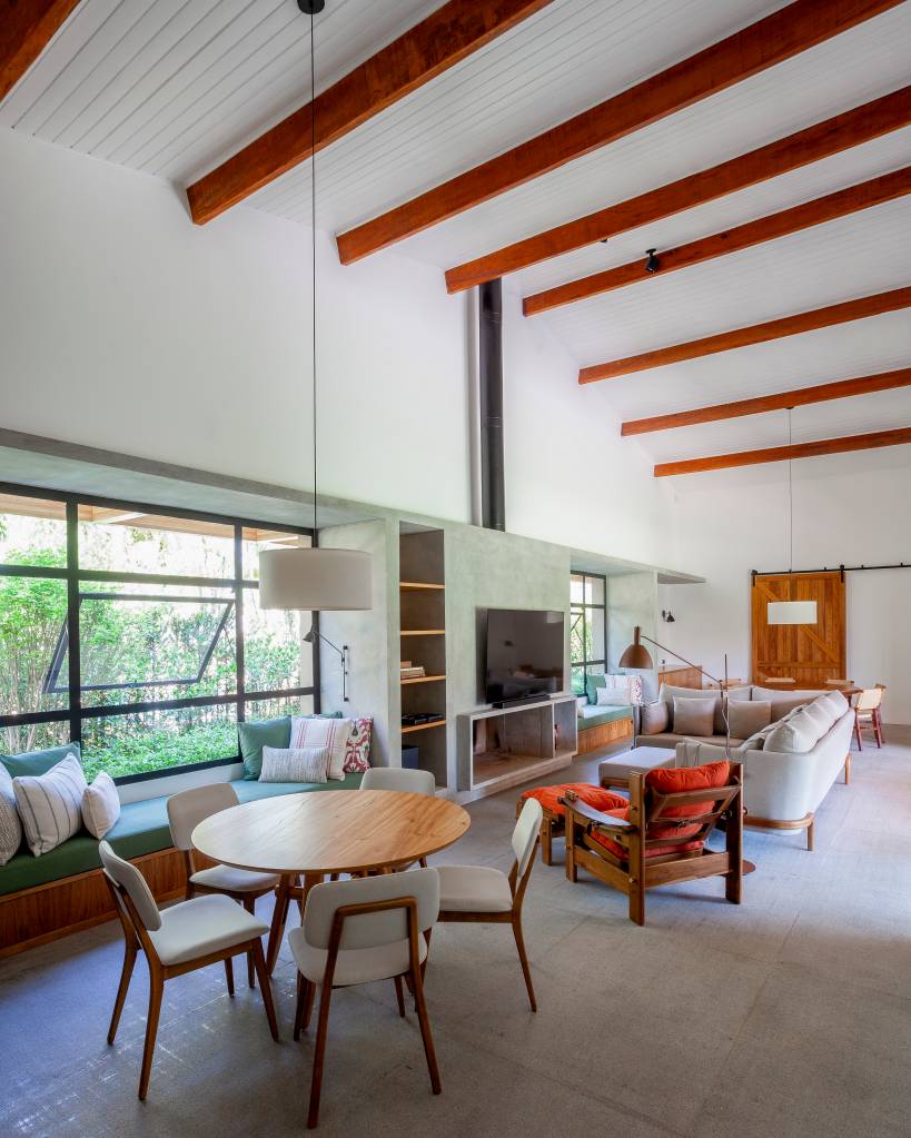 suite-principal-academia-e-sauna-sao-interligadas-por-pergolado-nesta-casa-de-campo-sandra-sayeg-30 Suíte principal, academia e sauna são interligadas por pergolado nesta casa de campo. Projeto de Sandra Sayeg.