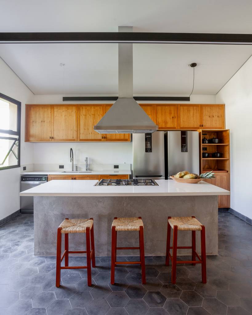 suite-principal-academia-e-sauna-sao-interligadas-por-pergolado-nesta-casa-de-campo-sandra-sayeg-37-cozinha Suíte principal, academia e sauna são interligadas por pergolado nesta casa de campo. Projeto de Sandra Sayeg.