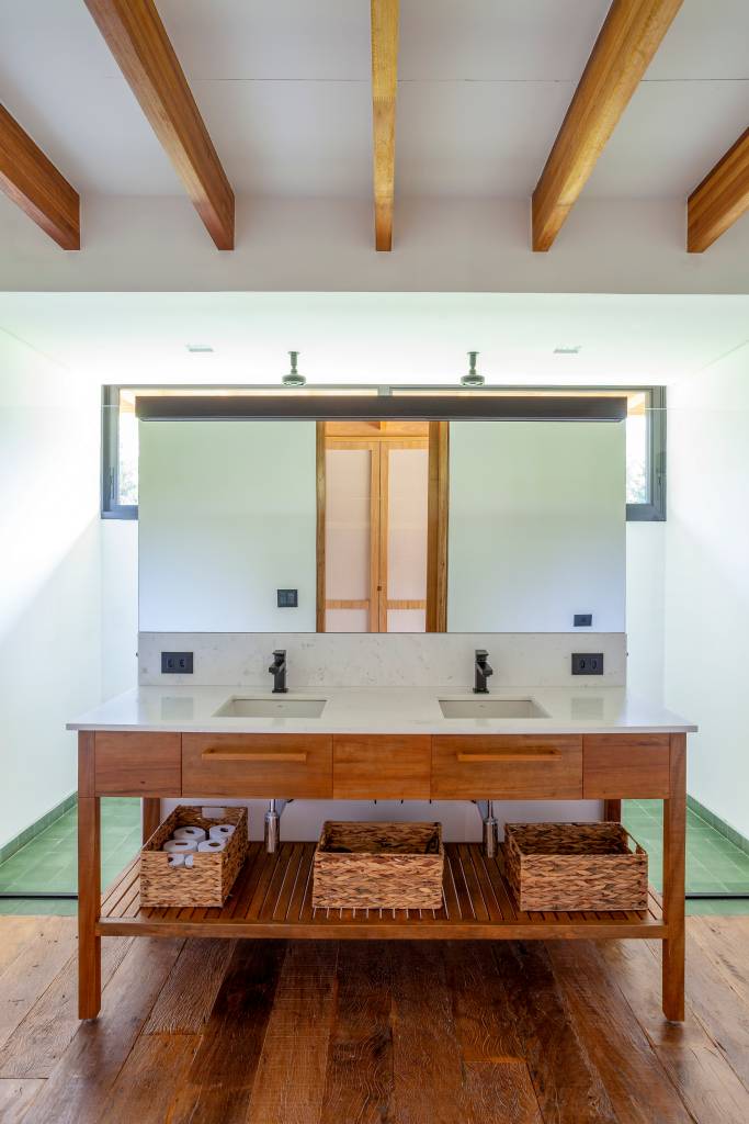suite-principal-academia-e-sauna-sao-interligadas-por-pergolado-nesta-casa-de-campo-sandra-sayeg-44-banheiro Suíte principal, academia e sauna são interligadas por pergolado nesta casa de campo. Projeto de Sandra Sayeg.