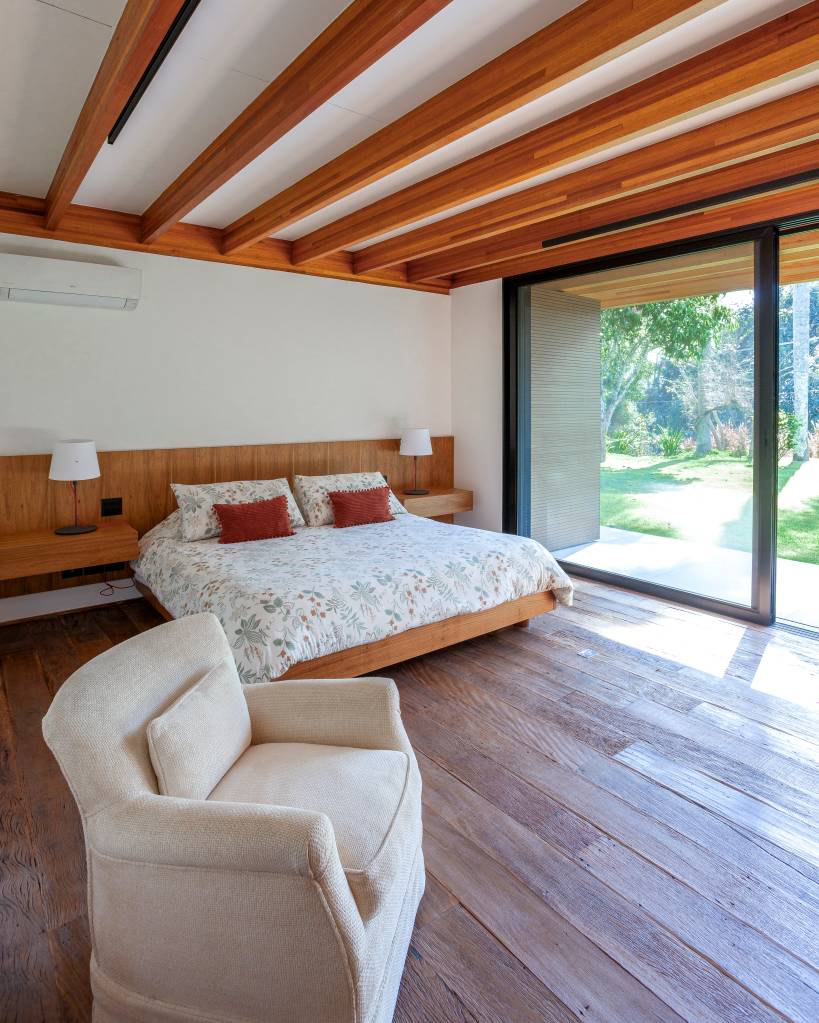 suite-principal-academia-e-sauna-sao-interligadas-por-pergolado-nesta-casa-de-campo-sandra-sayeg-45 Suíte principal, academia e sauna são interligadas por pergolado nesta casa de campo. Projeto de Sandra Sayeg.