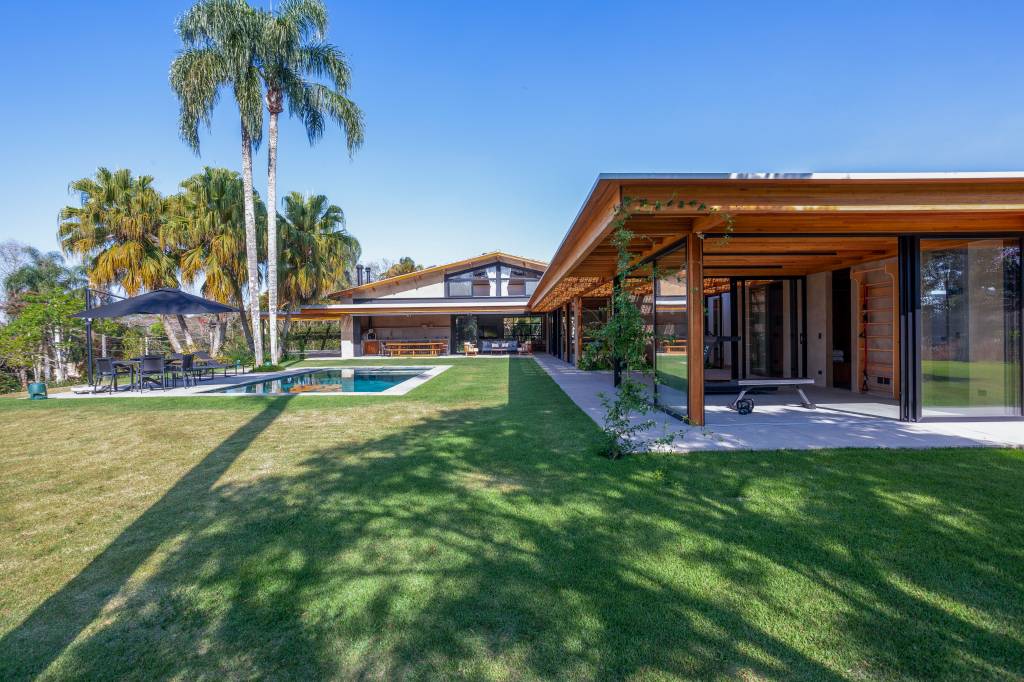 suite-principal-academia-e-sauna-sao-interligadas-por-pergolado-nesta-casa-de-campo-sandra-sayeg-46 Suíte principal, academia e sauna são interligadas por pergolado nesta casa de campo. Projeto de Sandra Sayeg.