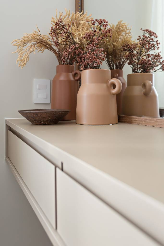 toalheiros-em-serralheria-descem-do-teto-em-banheiro-e-lavabo-deste-apartamento-rmv-interiores-05-outono-flores-secas Toalheiros em serralheria descem do teto em banheiro e lavabo deste apartamento. Projeto de RMV Interiores.